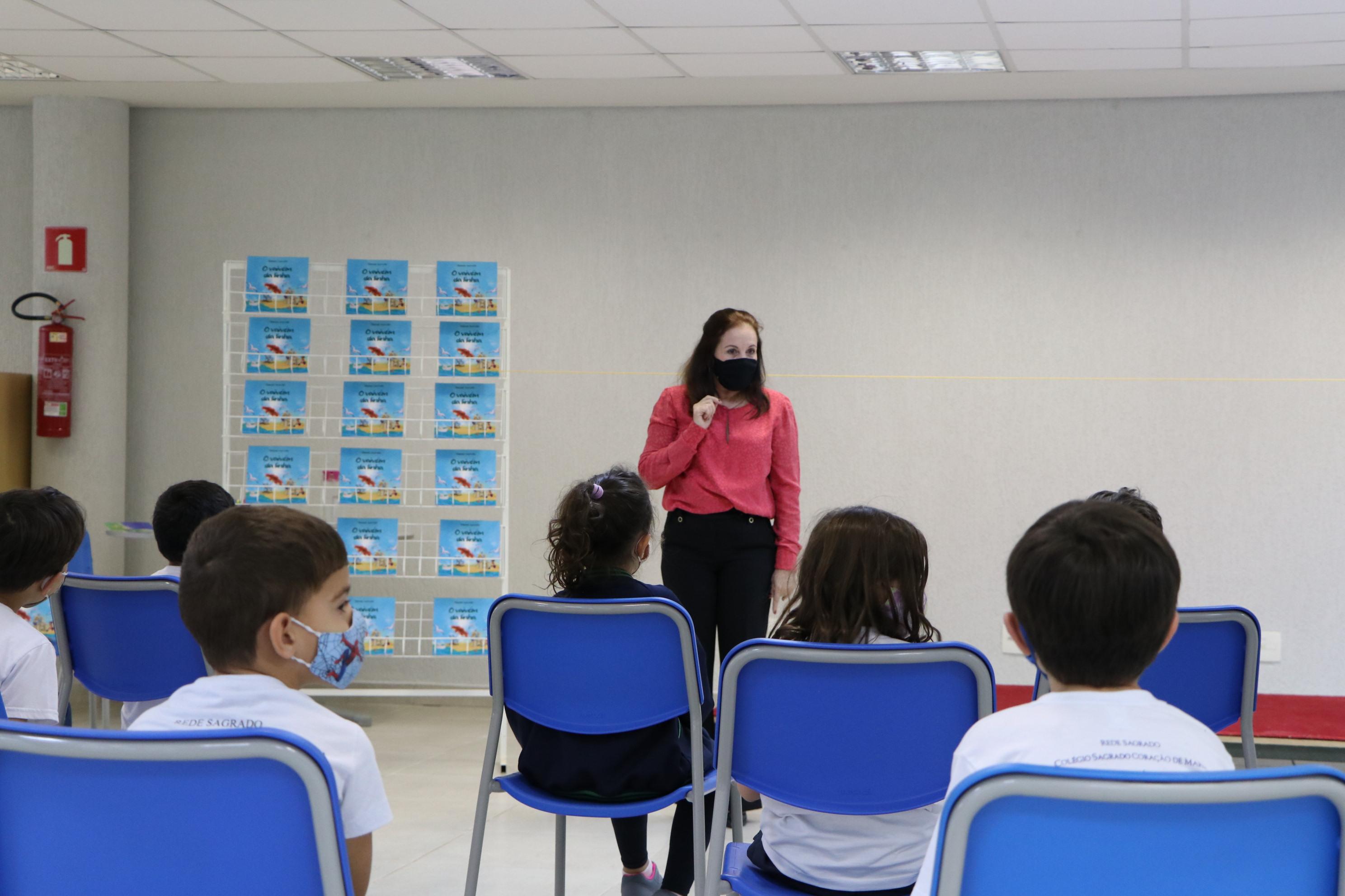 Estudantes participam de contação de história com a escritora Simone Azevedo