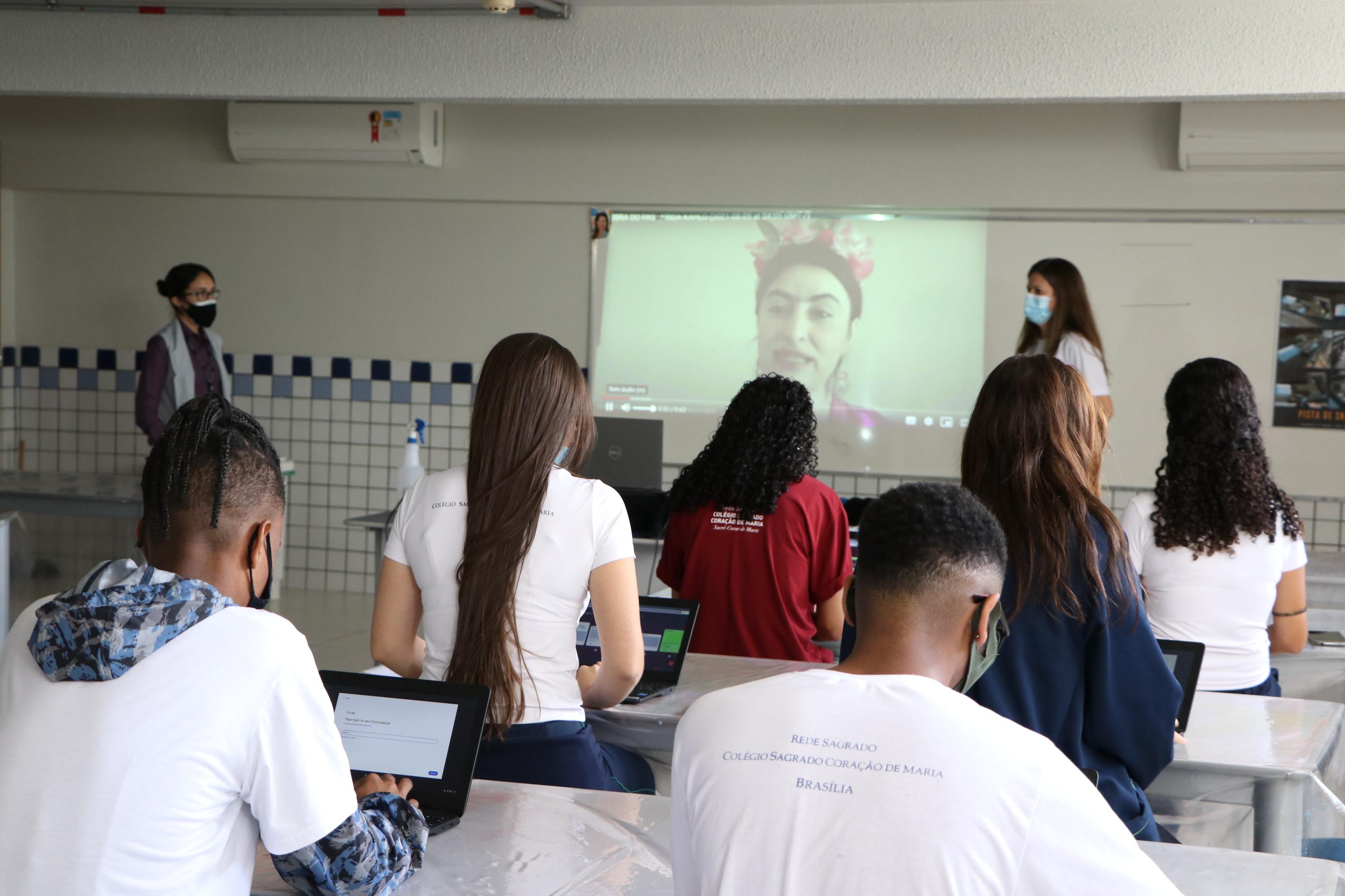 Línguas, Arte e tecnologia se unem em aulões interdisciplinares