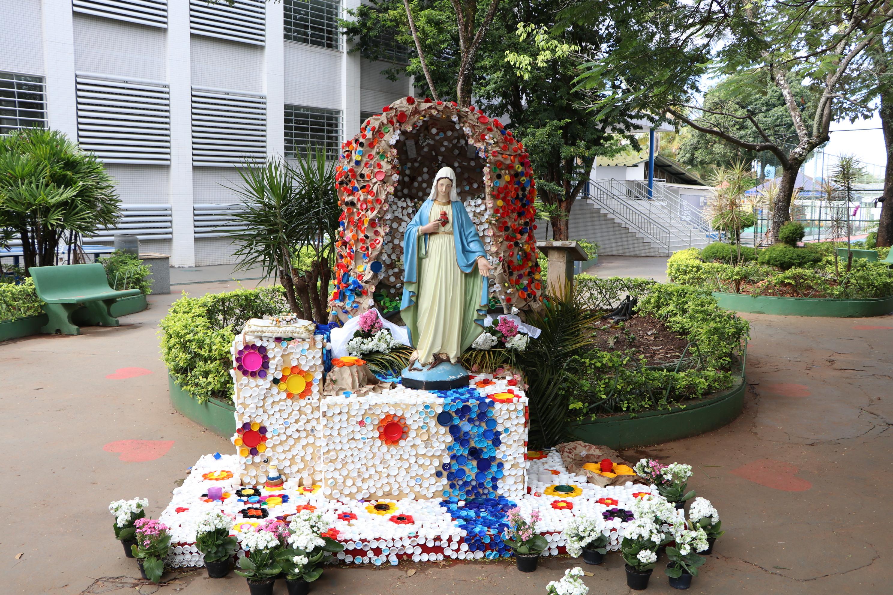 Estudantes participam de cerimônia de coroação de Nossa Senhora