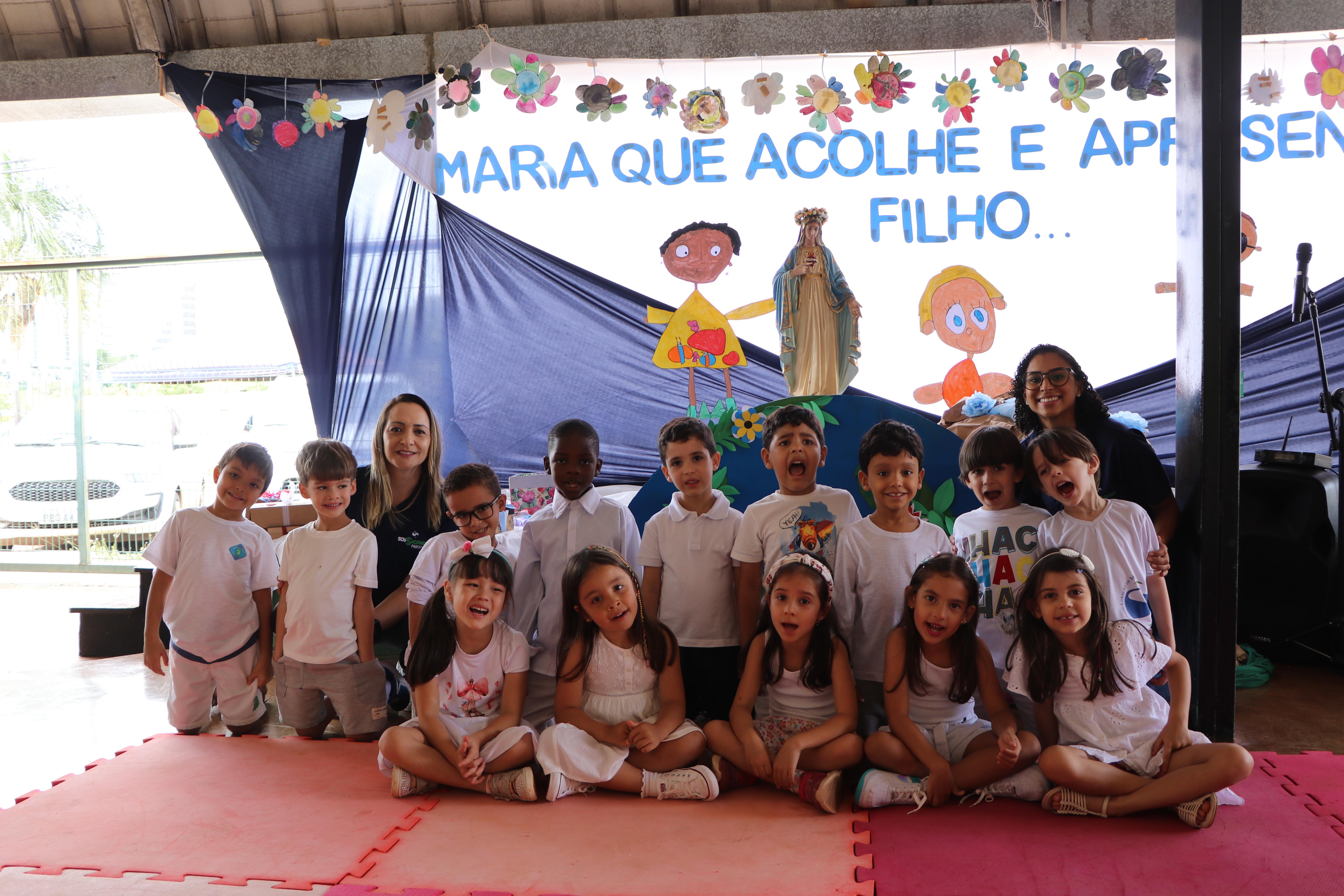 Famílias prestigiam Coroação de Nossa Senhora