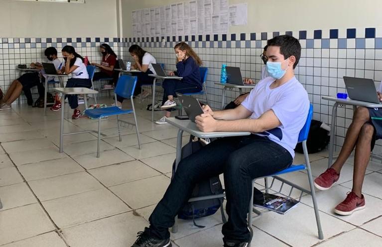 EM participa de atividades de orientação vocacional