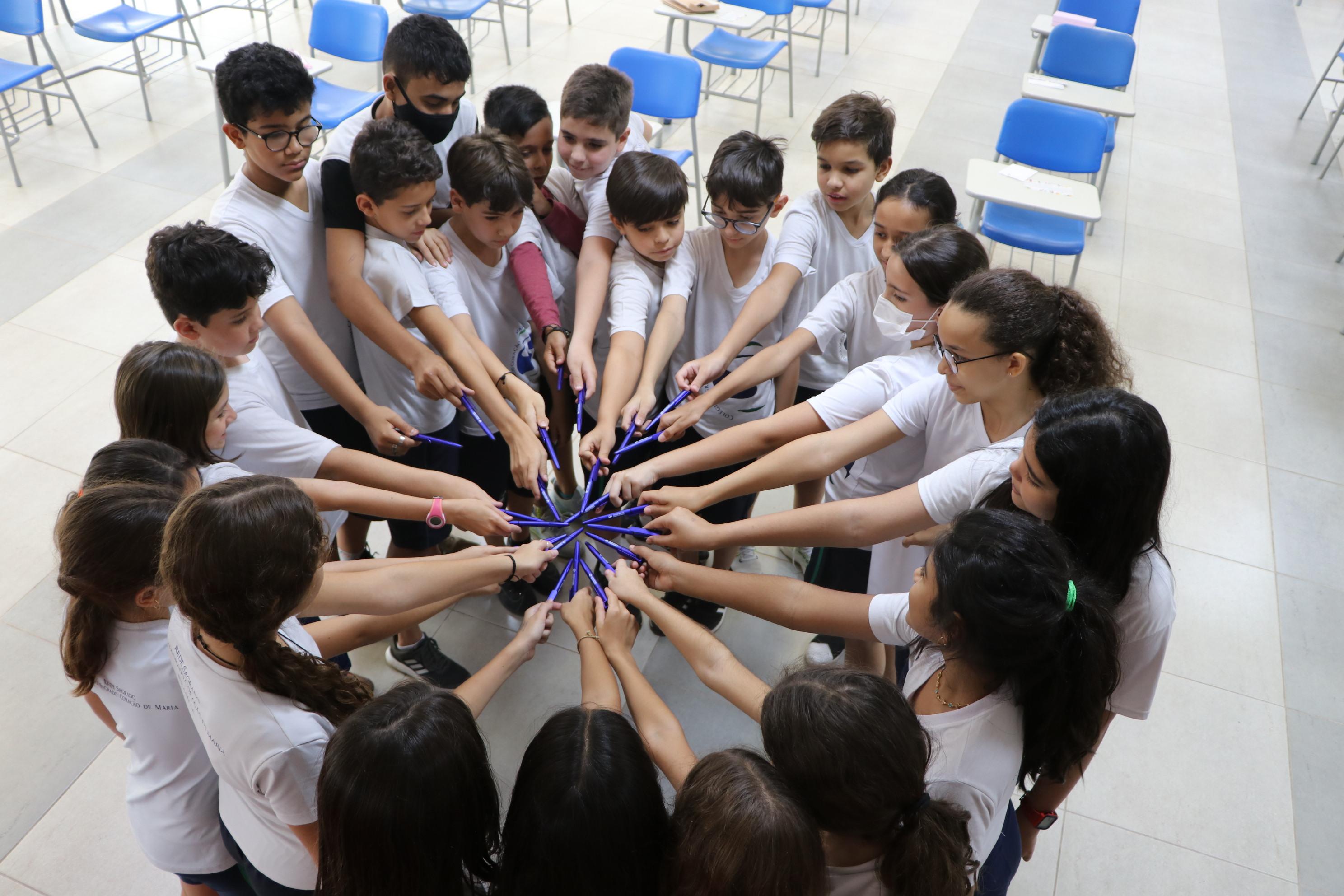Alunos do 5º ano participam de cerimônia da caneta